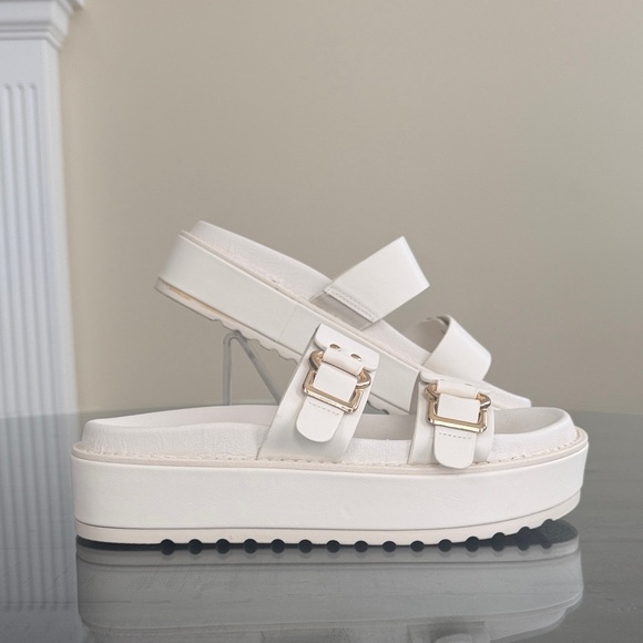 Steve Madden Brooklyn Platform Cream Sandals with Gold Buckles. Womens Size 8.5 - Picture 3 of 9